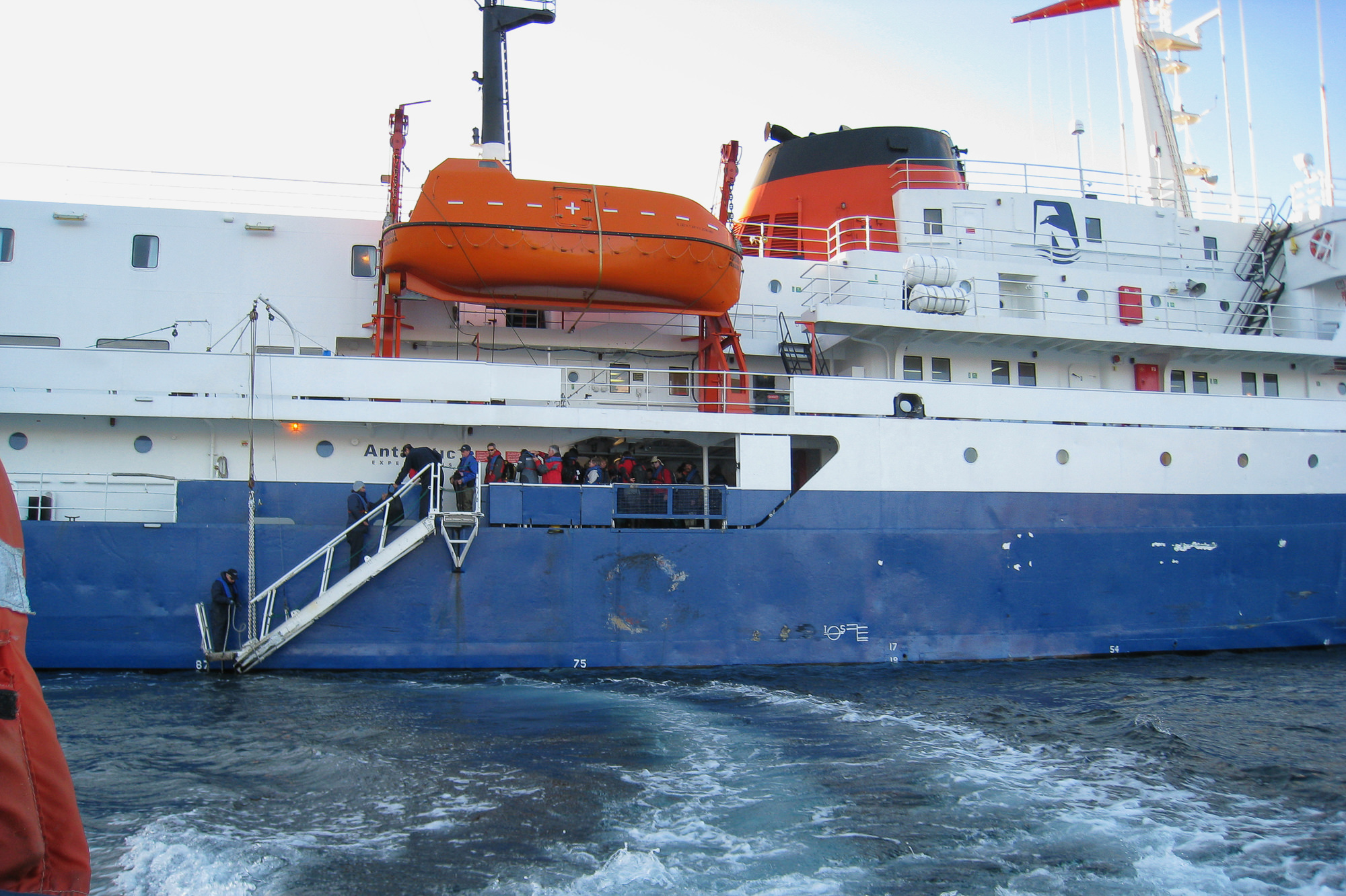 Zodiacs bringen uns an den Strand